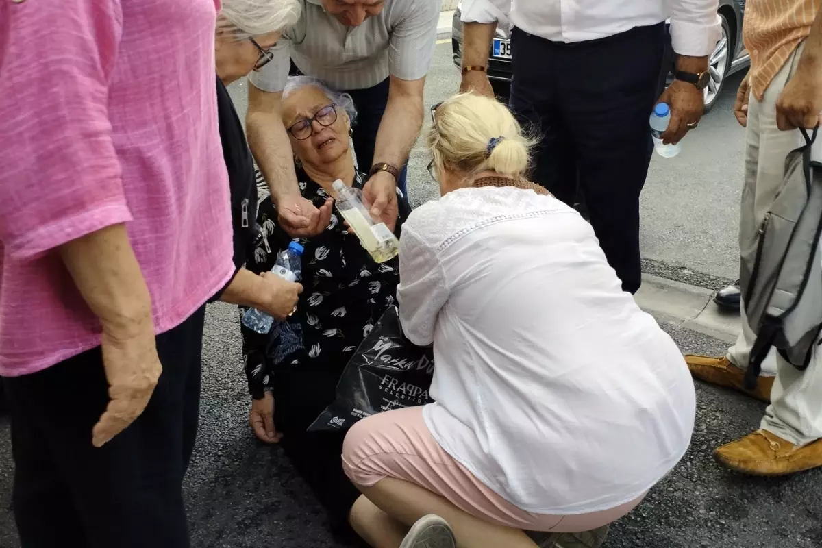 Tutuklu CHP'li başkanın annesi hastane önünde fenalık geçirdi