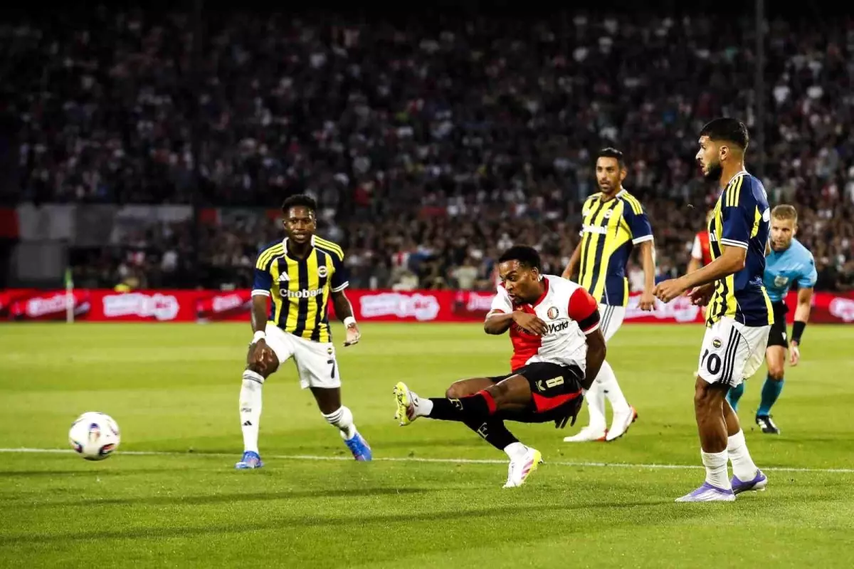 Fenerbahçe, Feyenoord Maçında İlk Yarıyı Geride Kapattı