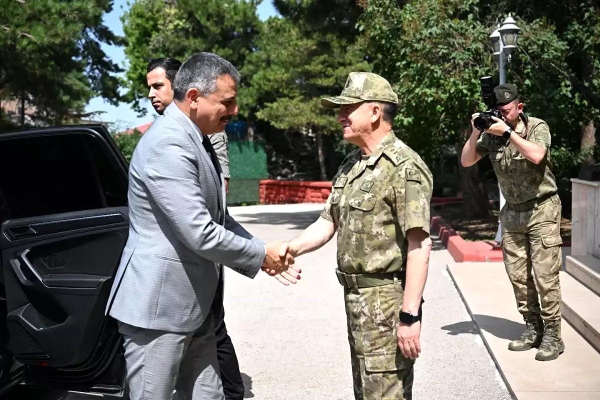 Vali Çiftçi, Korgeneralliğe Terfi Eden Tümgeneral Altuğ'u Ziyaret Etti