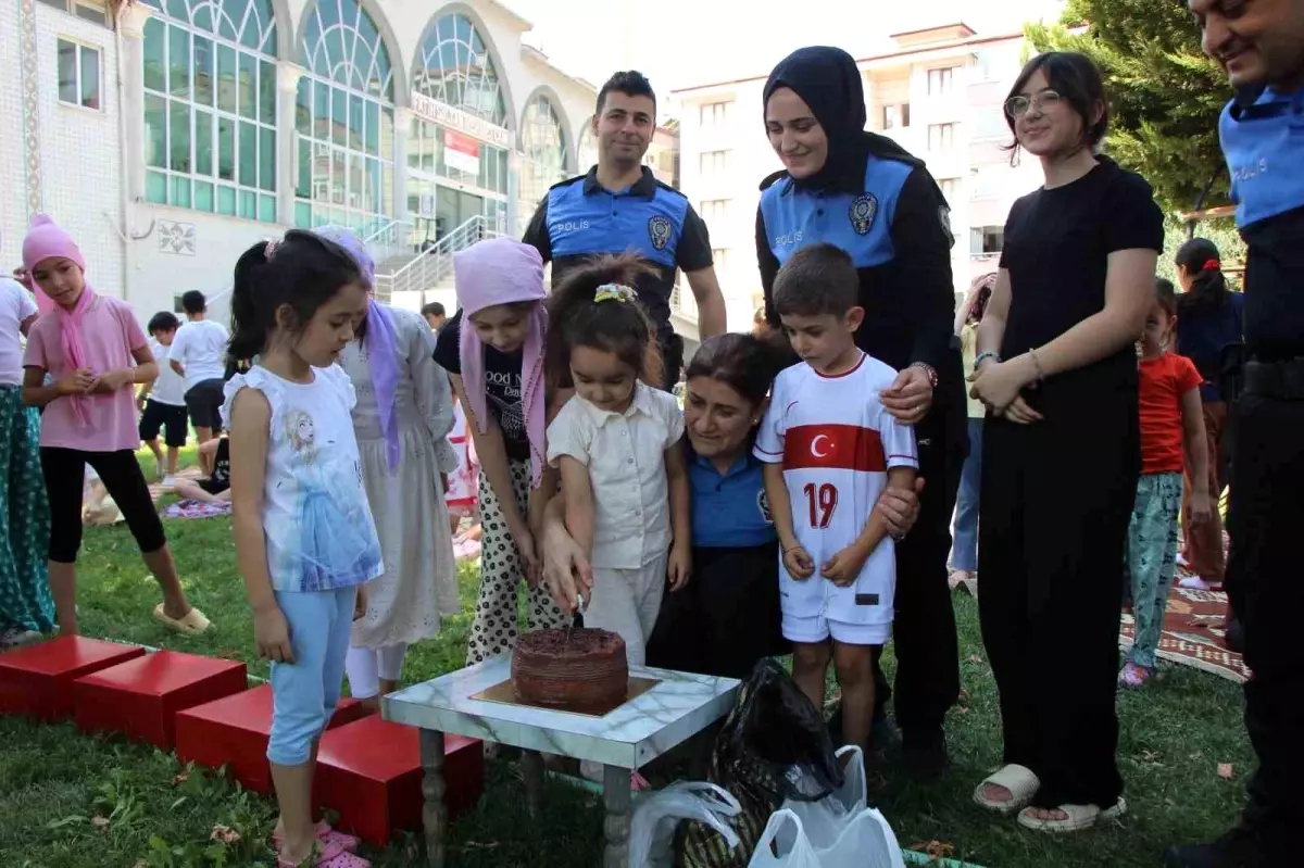Amasya'da Polislerden Kur'an Kursu Öğrencilerine Pasta Sürprizi