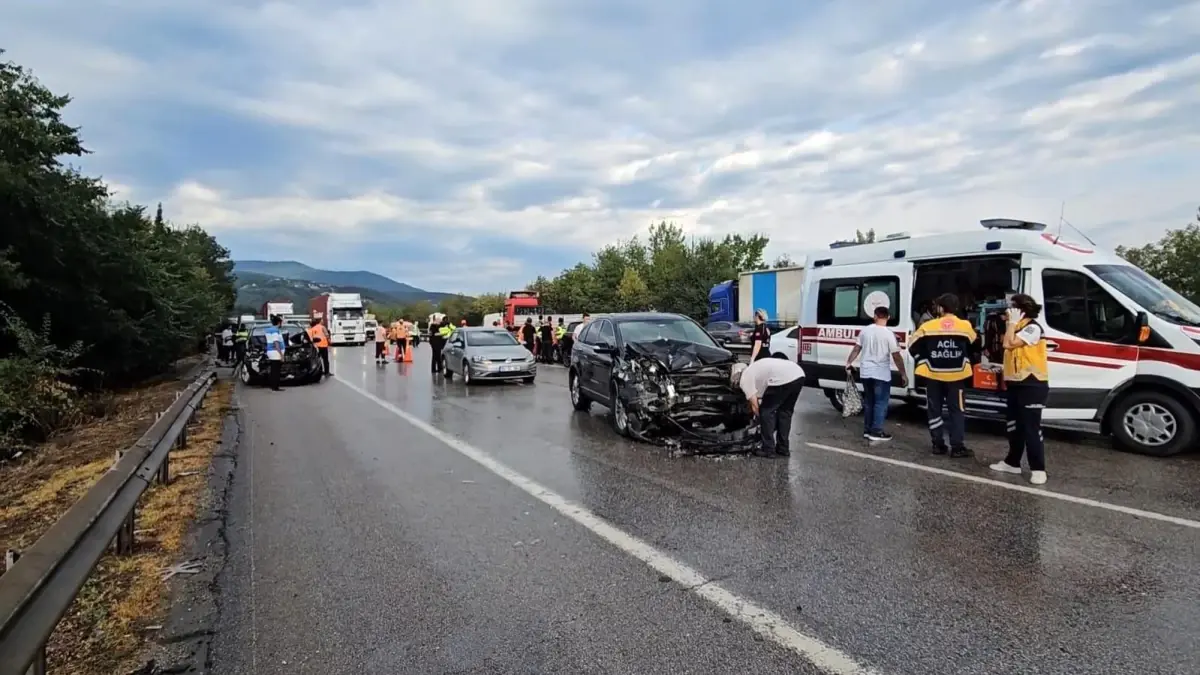Sakarya'da Zincirleme Trafik Kazası: 10 Yaralı