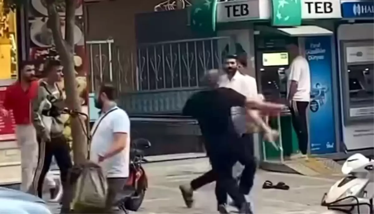 Sinir Krizi Geçiren Adam, Araçlara ve İş Yerlerine Saldırdı