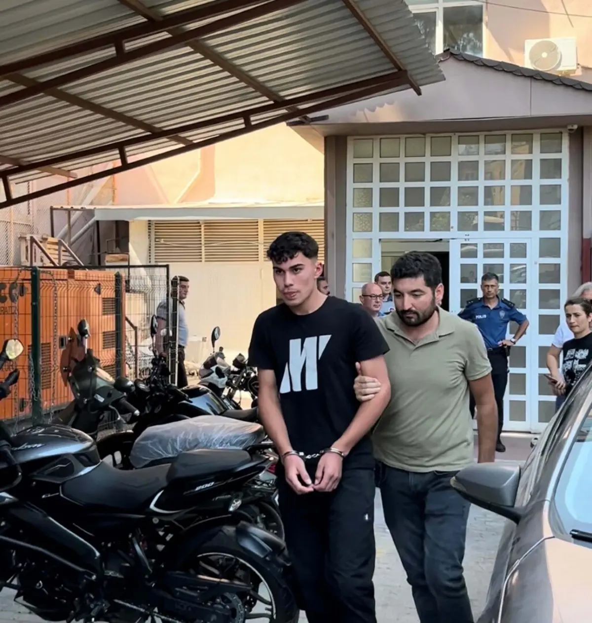 Aydın'da Uyuşturucu Operasyonu: 10 Kilo Esrar ve 4 Bin Uyuşturucu Hap Ele Ge geçirildi