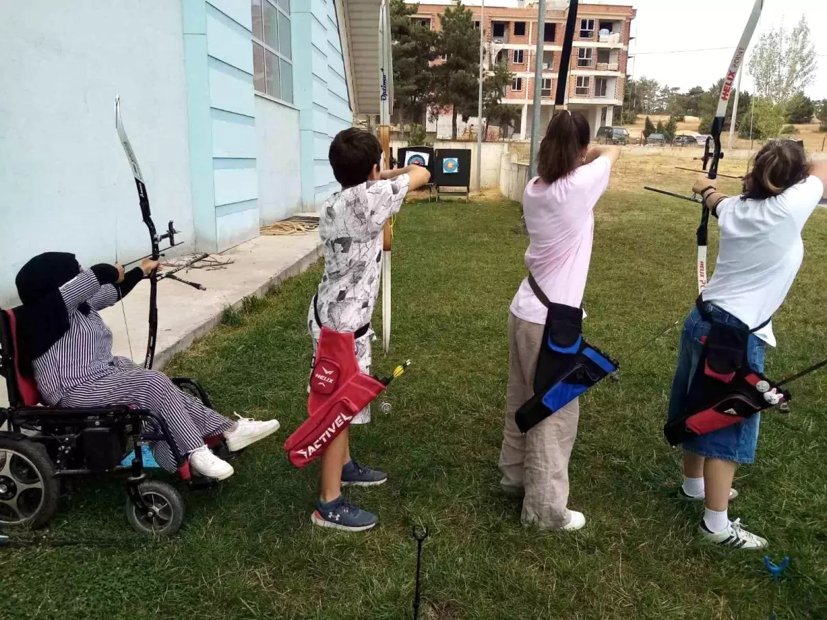 Bilecik'te Yaz Okulları Kapsamında Okçuluk Antrenmanları Başladı