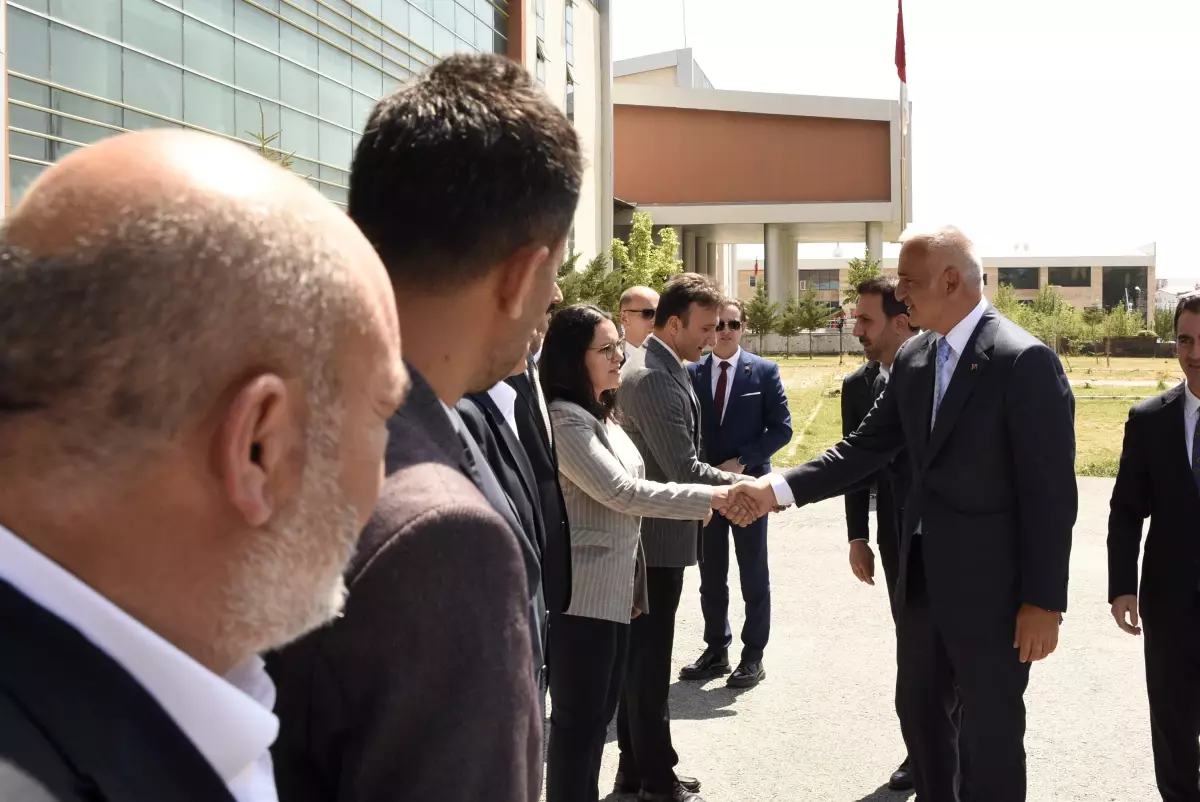 Bakan Ersoy: Sorunlarını çözmüş Türkiye, kalkınmış, refahını artırmış bir Türkiye demektir (2)