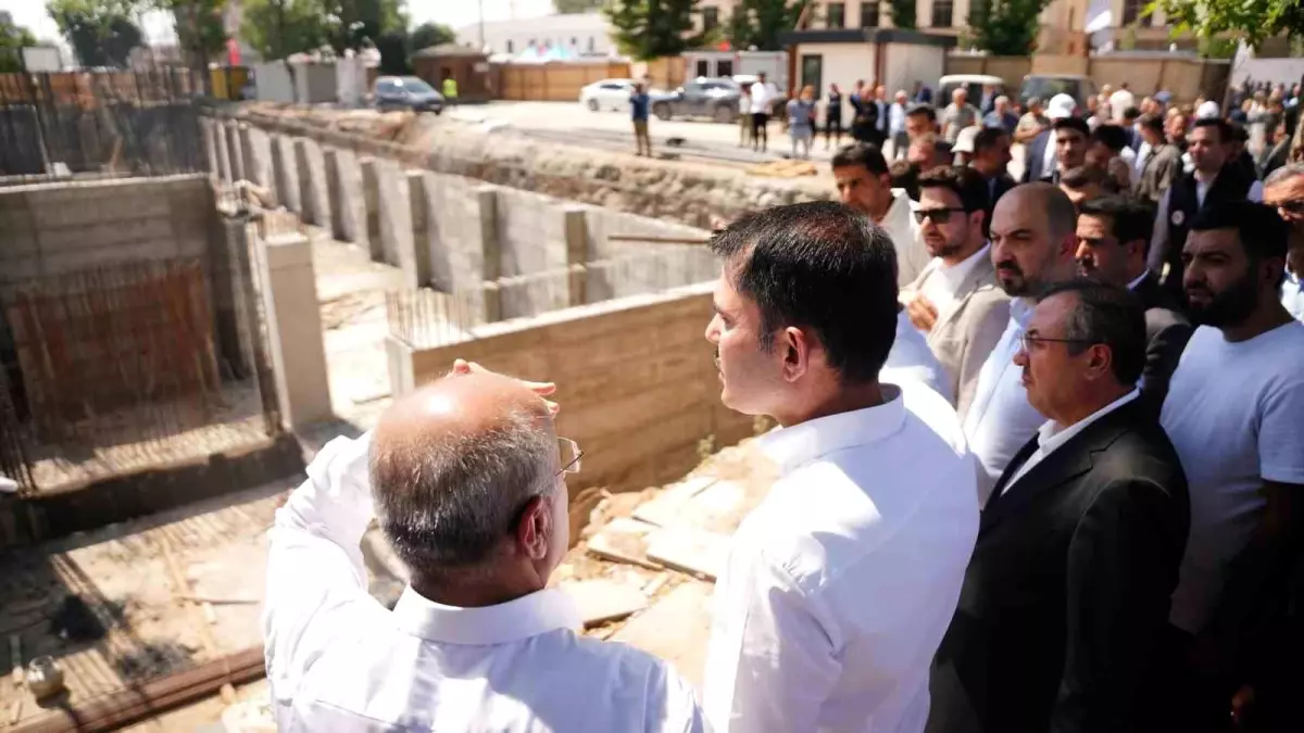 Bakan Kurum'dan Müteahhitlere Vardiya Uyarısı: Malatya'da Çalışmalar 24 Saat Sürecek