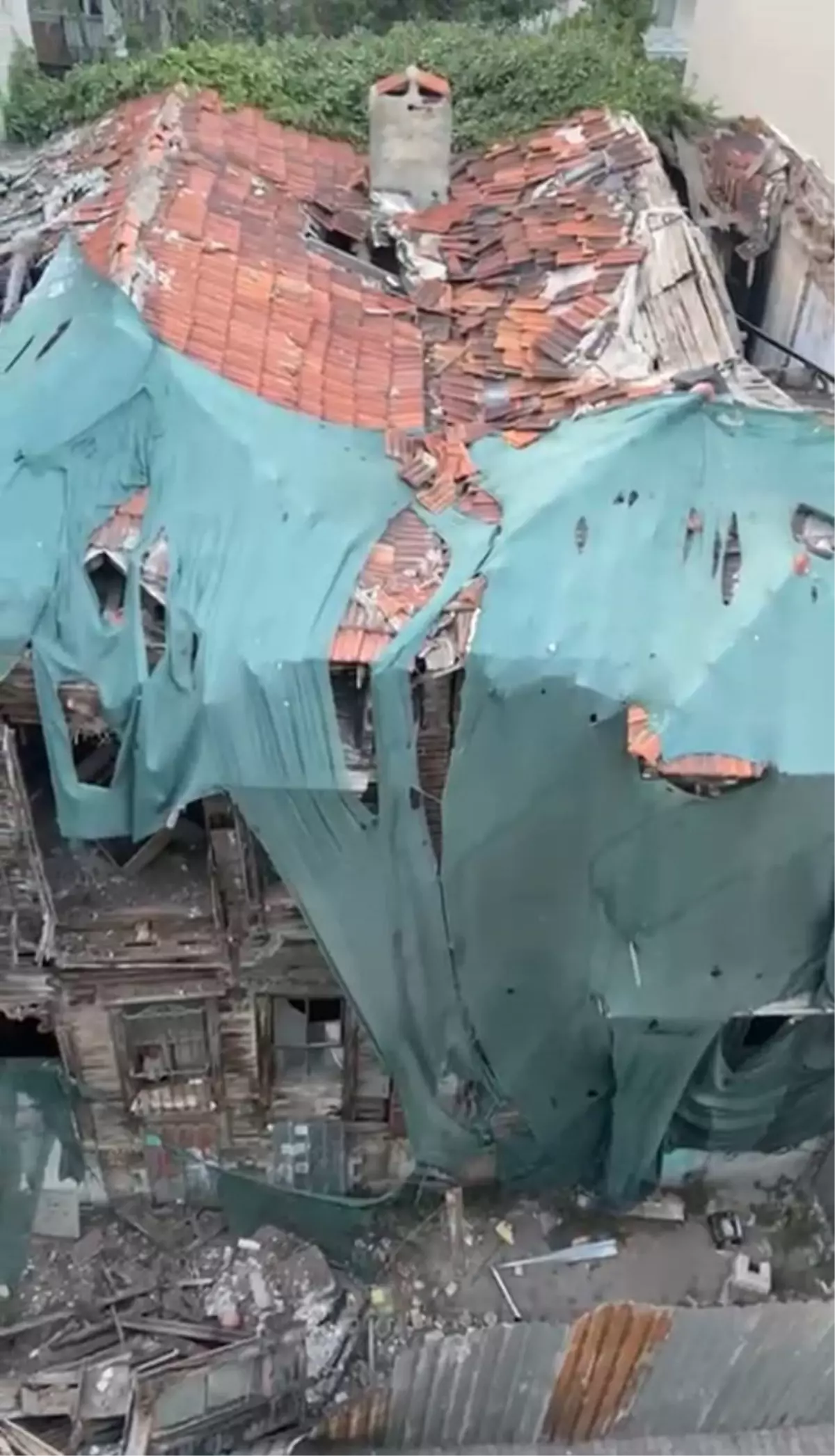 Bakırköy'de 100 Yıllık Tarihi Bina Kısmi Olarak Çöktü