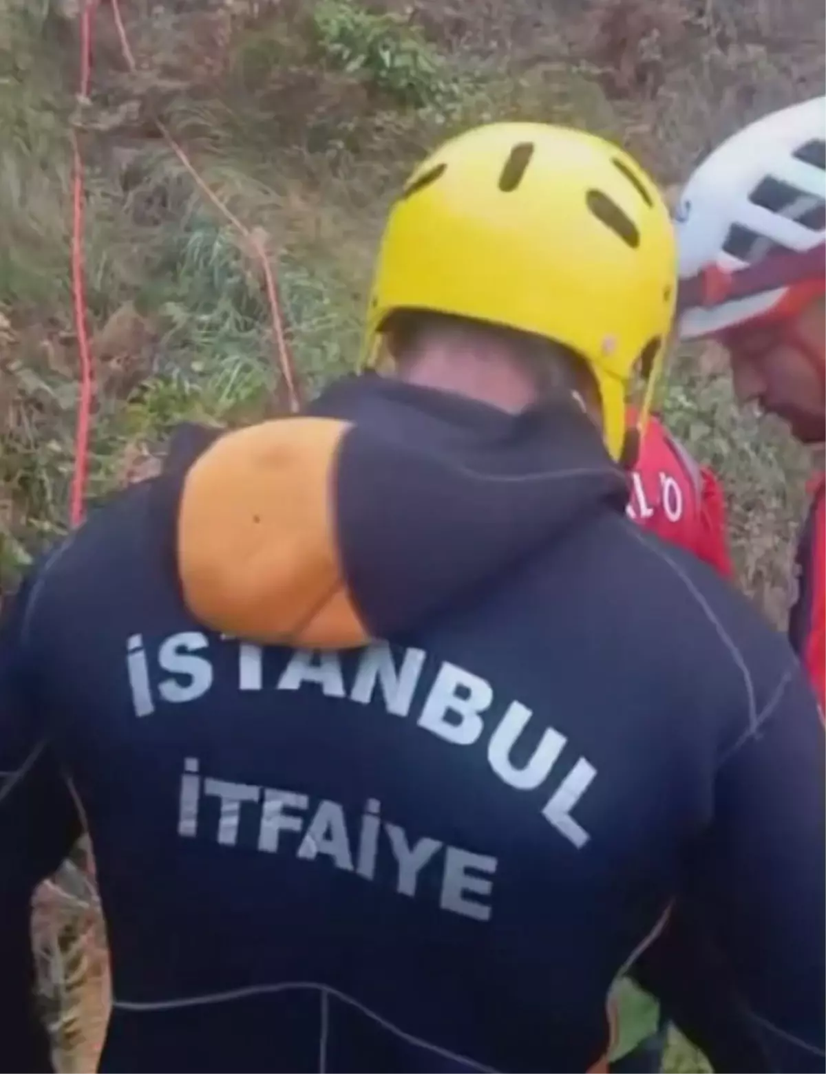 Beykoz'da Kayalıklarda Mahsur Kalan 4 Kişi Kurtarıldı