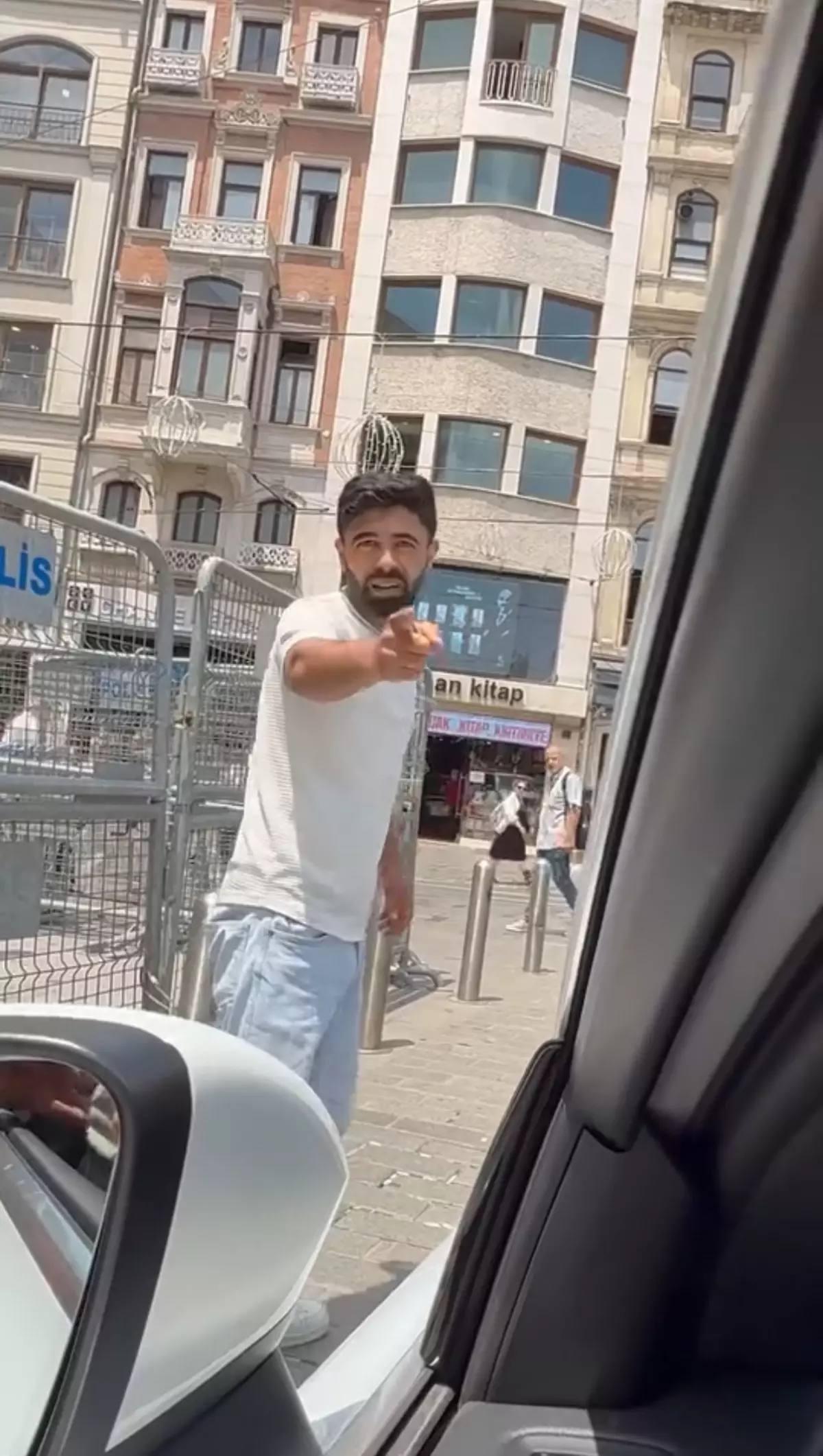 Galatasaray Meydanı'nda Trafik Tartışması