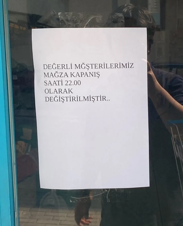 calisanlar yorgunluktan bayilirken unlu zincir 18922383 5217 m