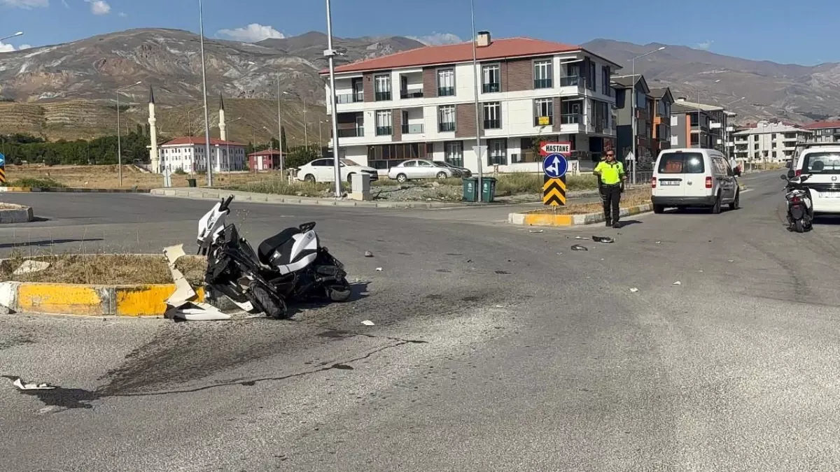 Erzincan'da Elektrikli Bisiklet ile Otomobil Çarpıştı: 1 Yaralı