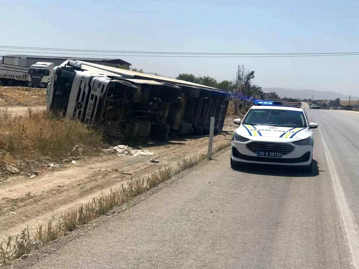 Konya'da Tır Devrildi, Sürücü Hafif Yaralandı