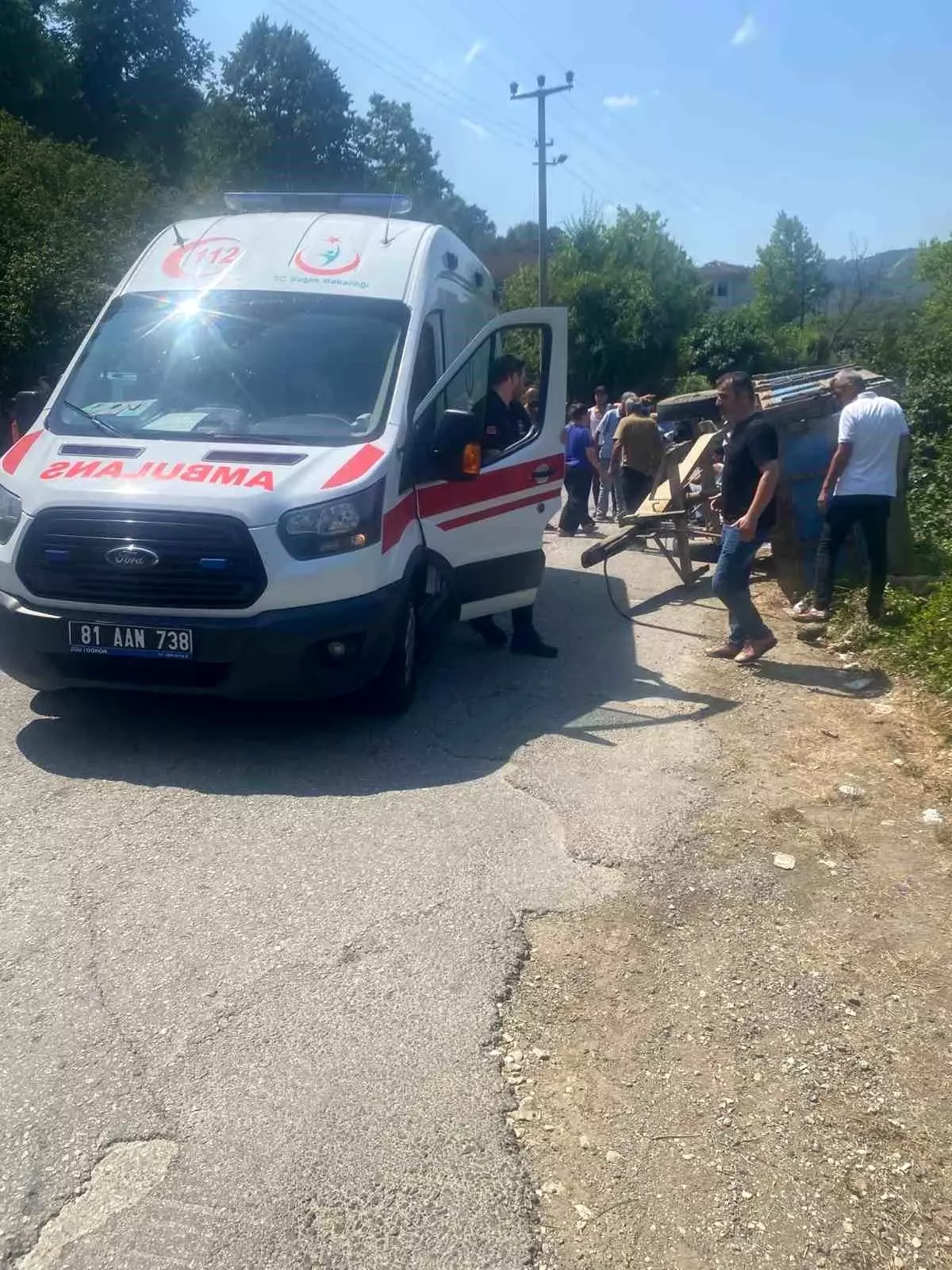 Düzce'de Fındık İşçilerini Taşıyan Traktör Devrildi: 8 Yaralı