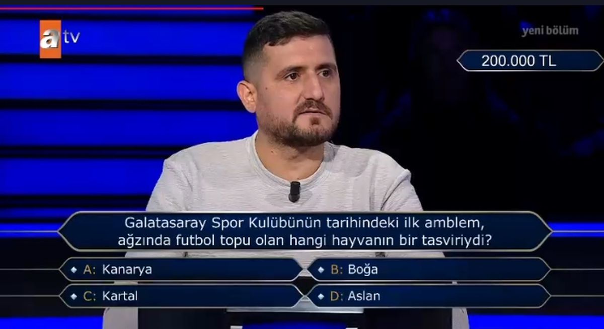 Galatasaray Spor Kulübünün tarihindeki ilk amblem, ağzında futbol topu olan hangi hayvanın bir tasviriydi?