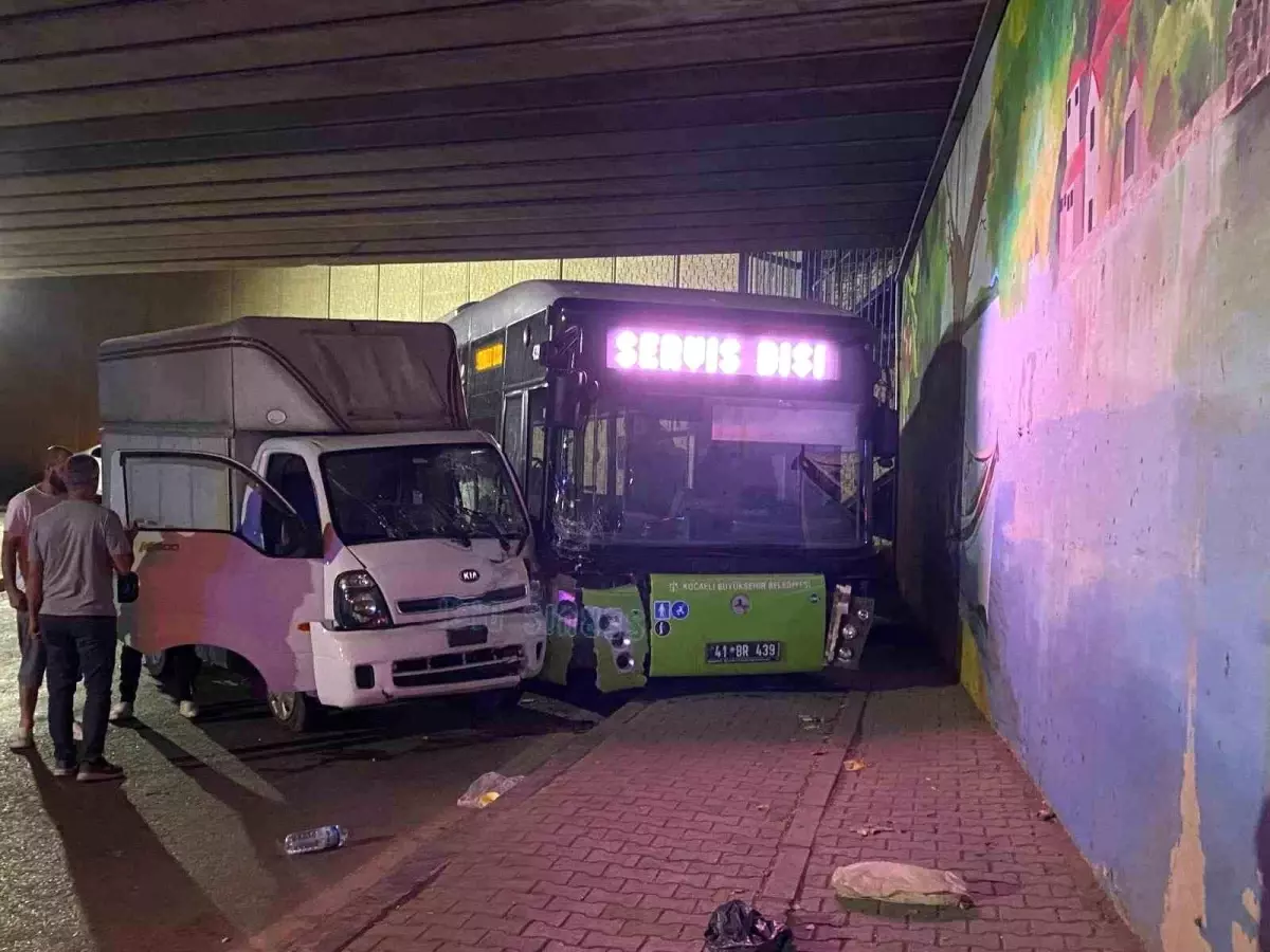 Kocaeli'de Halk Otobüsü ile Kamyonet Çarpıştı: 2 Yaralı