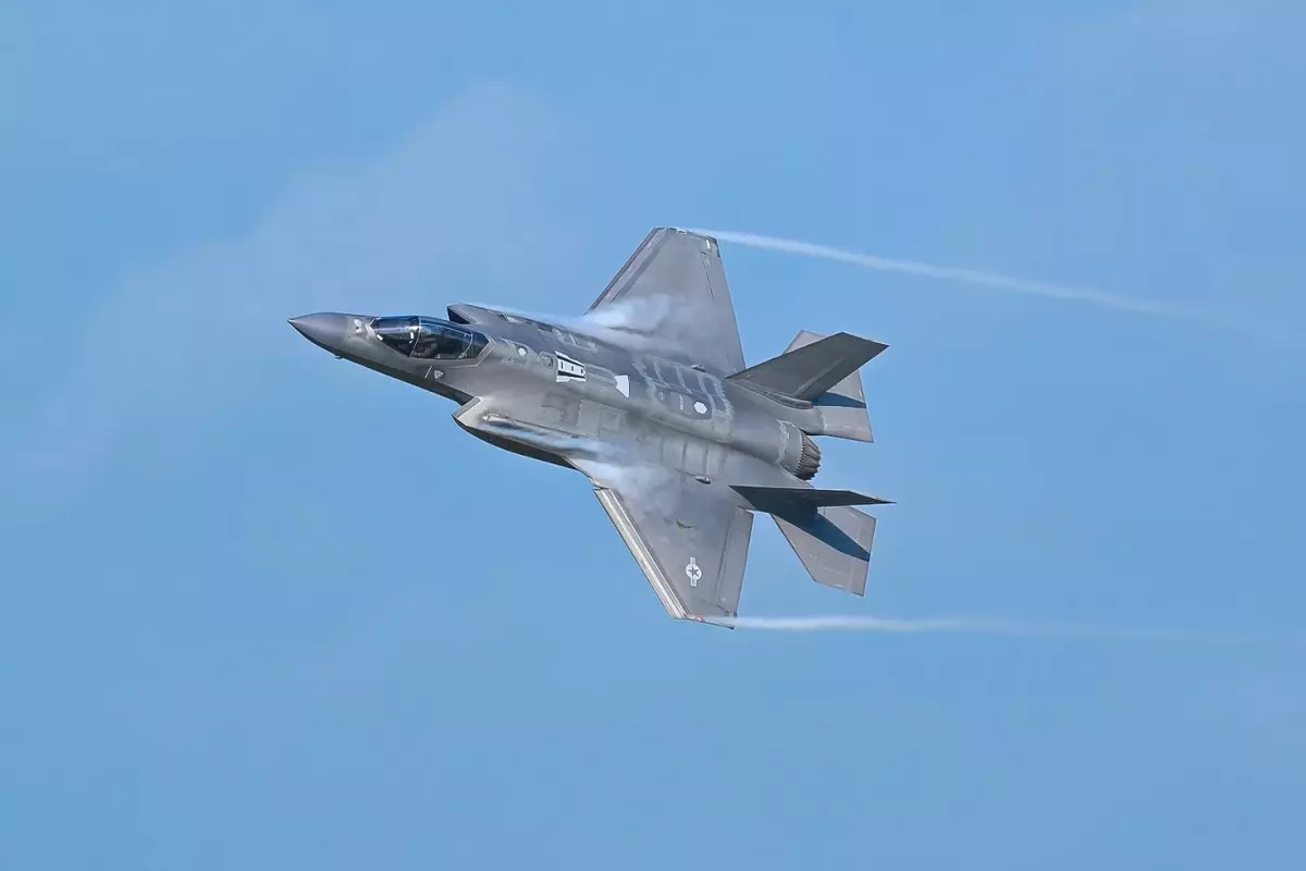 Japonya'da savaş uçağı okyanusa düştü, pilot kendini fırlatarak kurtuldu