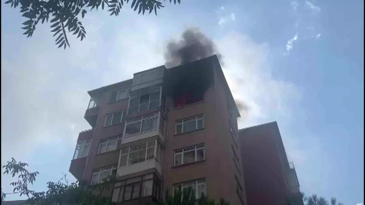 Kadıköy'de 11 Katlı Binada Yangın: Aile Kurtarıldı