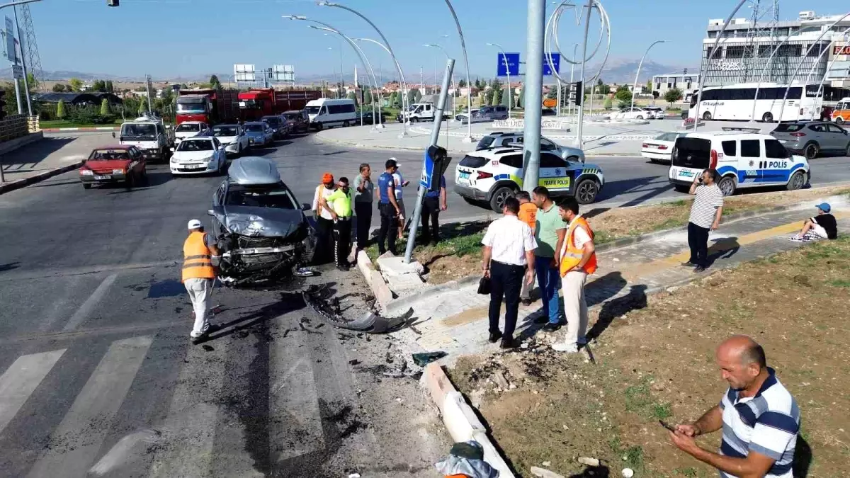 Karaman'da VİP Minibüs ile Otomobil Çarpıştı: 8 Yaralı
