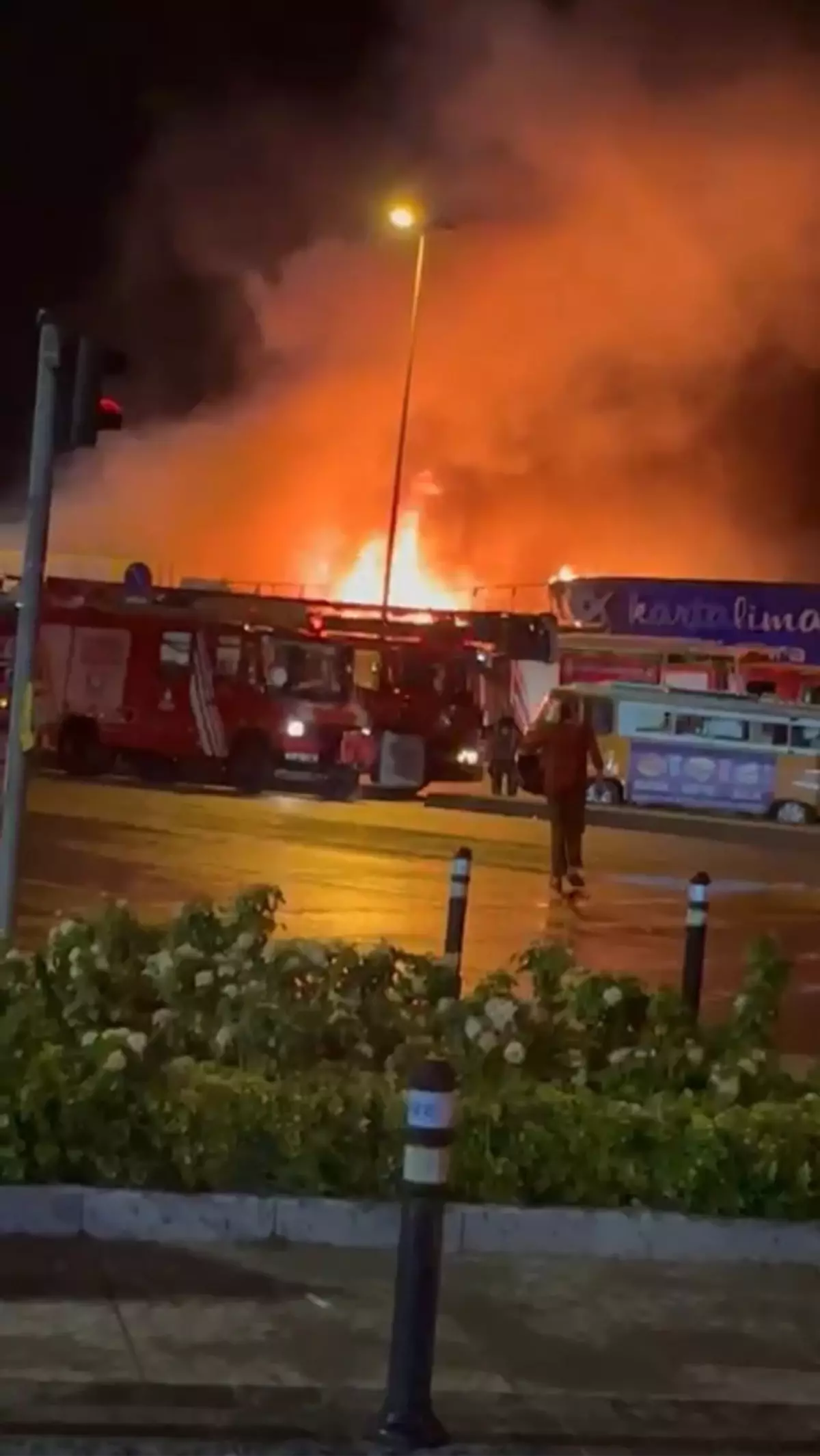 Kartal'da Balıkçı Barınağında Yangın: 4 Restoran Kullanılamaz Hale Geldi