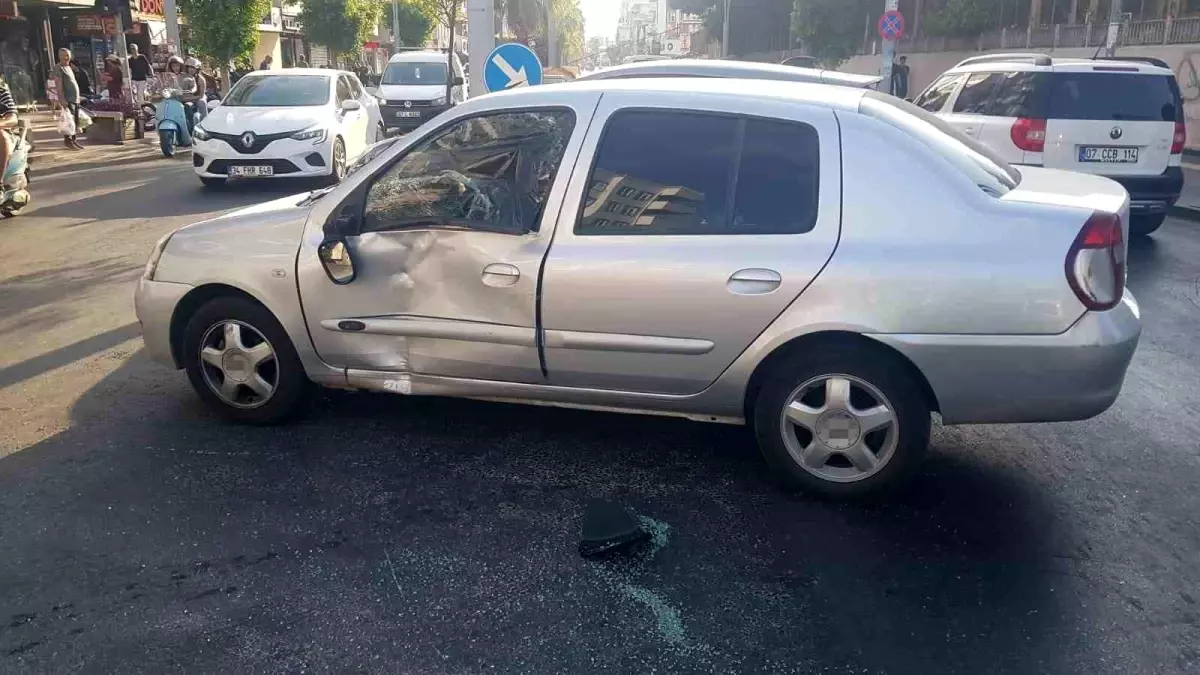 Antalya'da Trafik Kazası: Motosiklet Sürücüsü Yaralandı