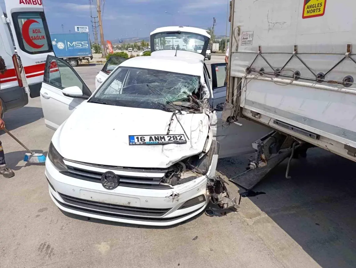 Bursa'da Otomobilin Tıra Çarpması Sonucu Bir Sürücü Ağır Yaralandı