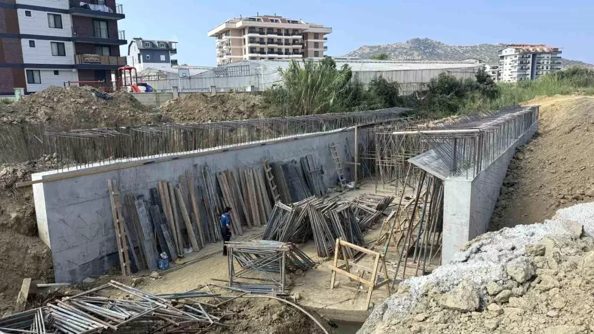 Antalya'da İnşaatta Düşen İşçi Ağır Yaralandı