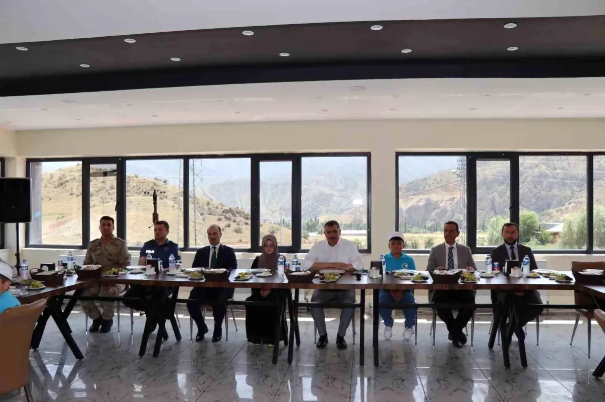Oltu Cağ Kebap Salonu'ndan Öğrencilere Anlamlı İkram