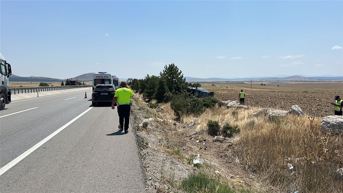 Kütahya'da Lastiği Patlayan Araç Tarlaya Uçtu: 4 Yaralı