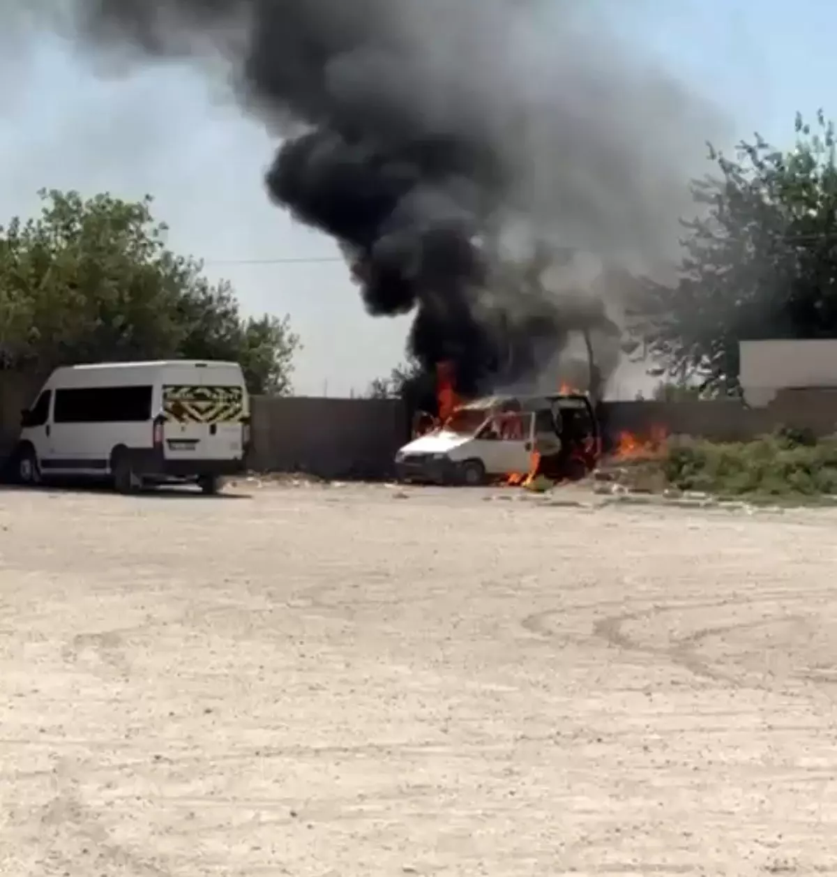 Nusaybin'de Park Halindeki Araç Yandı