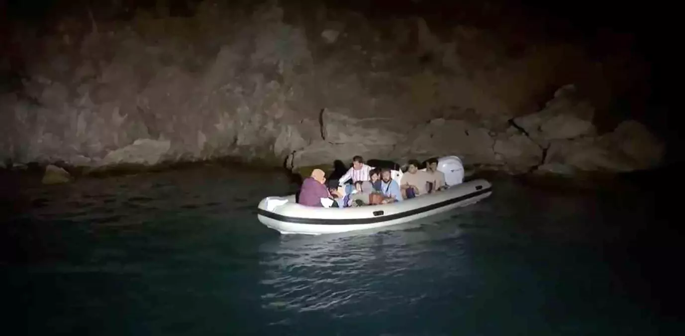 Marmaris açıklarında 26 düzensiz göçmen ve 1 kaçakçı yakalandı