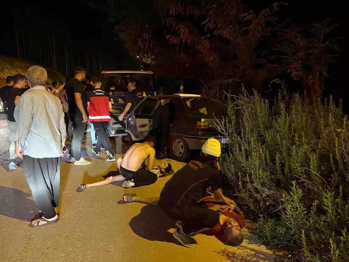 Osmaniye'de Minibüs ile Otomobil Çarpıştı: 4 Yaralı