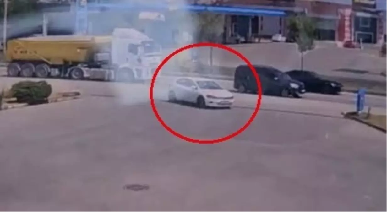 İnegöl'de TIR'a Çarpan Otomobilin Sürücüsü Ağır Yaralandı