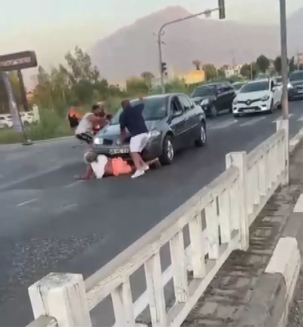 Fethiye'de Yaya Kadına Otomobil Çarptı, Sürücü Kaçmaya Çalıştı
