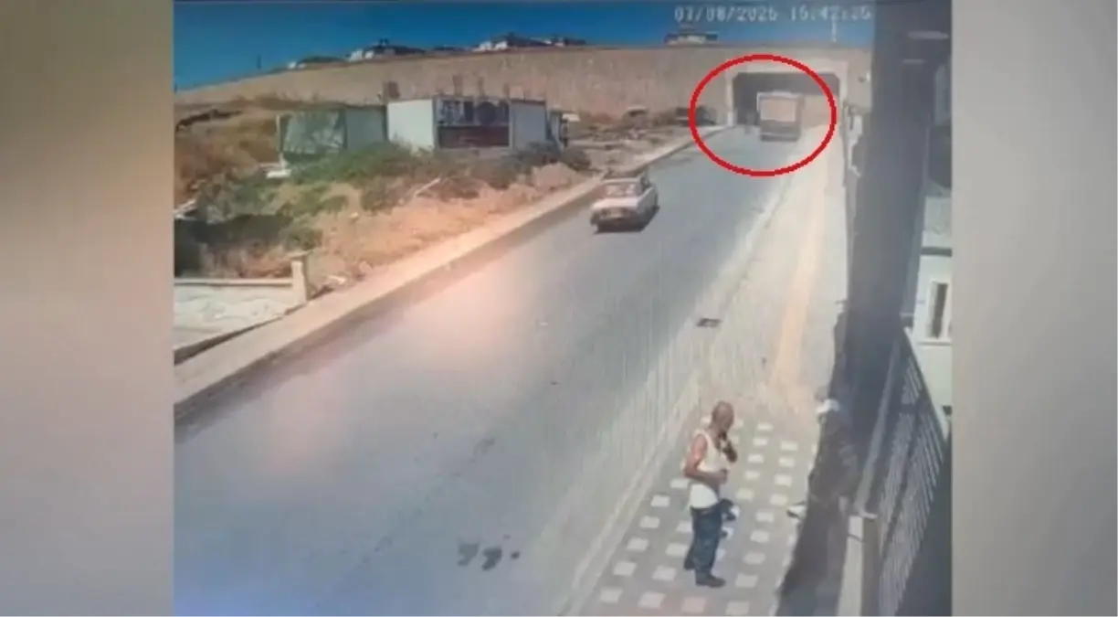 İnegöl'de Kum Yüklü Kamyon Devrildi, Sürücü Yaralandı