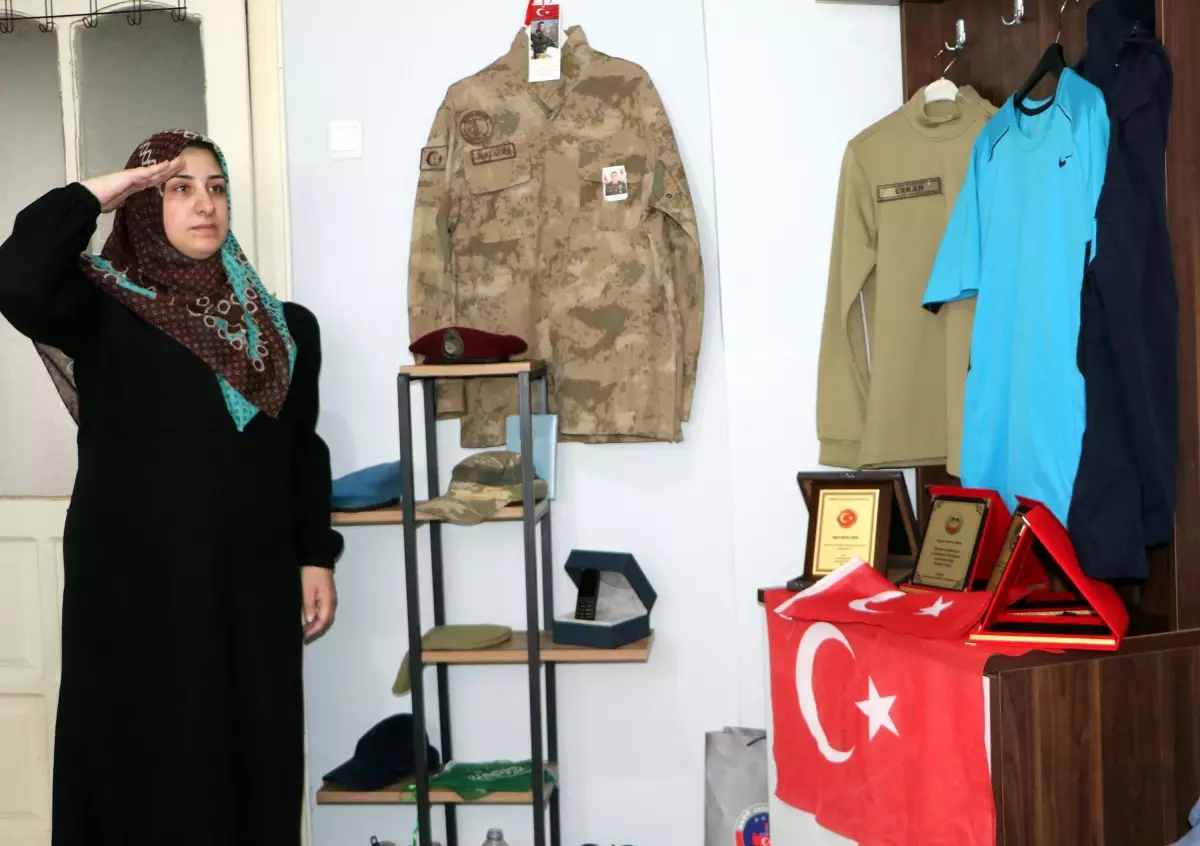 Şehitlerin Eşyalarına Gönüllü Olarak Sahip Çıkıyor