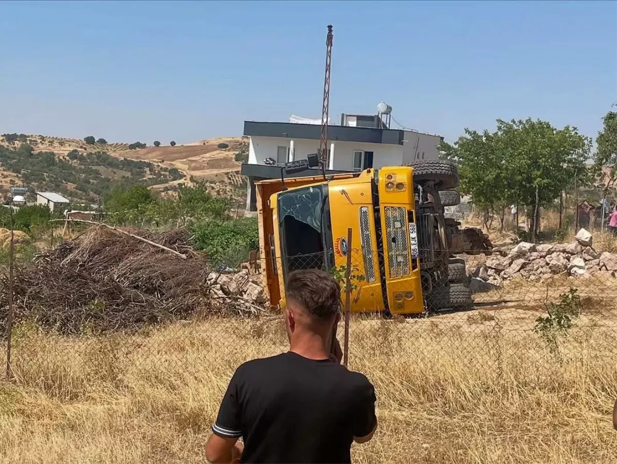 Siirt'te Hafriyat Kamyonu Devrildi: 3 Yaralı