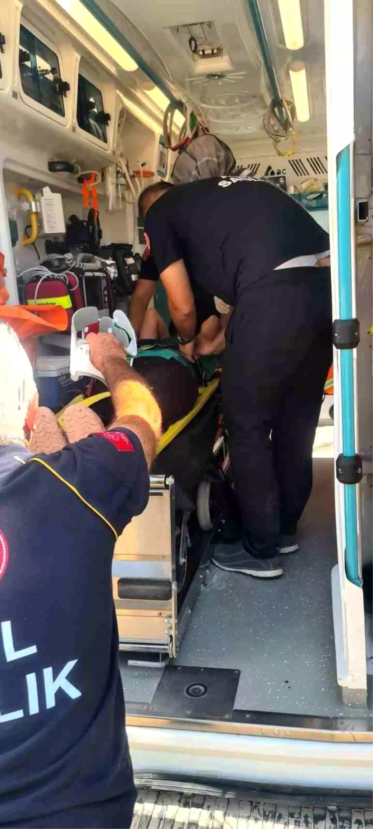 Eruh'ta 11 Yaşındaki Kız Çocuğu Yüksekten Düşerek Yaralandı