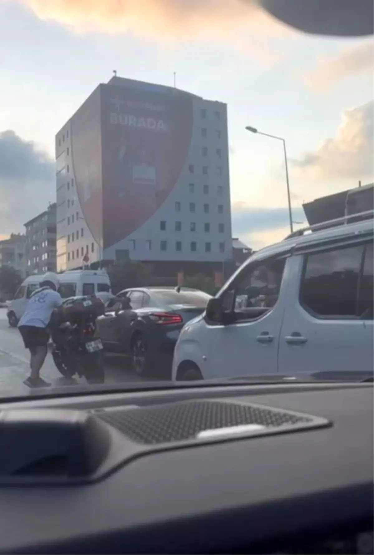 İstanbul'da Trafik Kazası Sonrası Saldırı Anı Kameralara Yansıdı