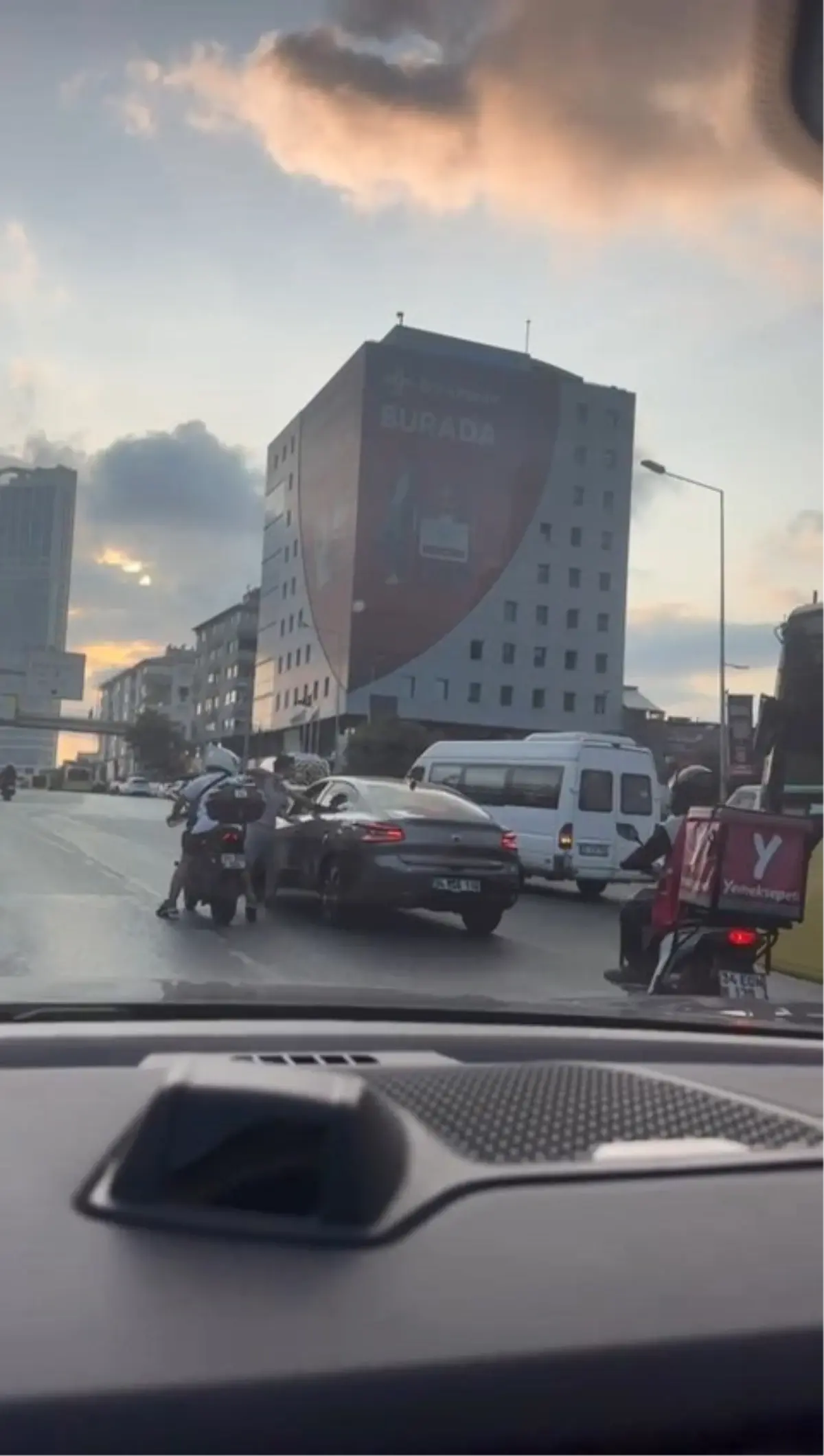 Trafikte acımasız saldırı! Defalarca yumrukladı