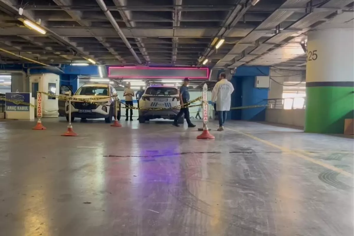 Ünlü AVM'de korku dolu anlar! Şarjörü boşaltıp olay yerinden kaçtı
