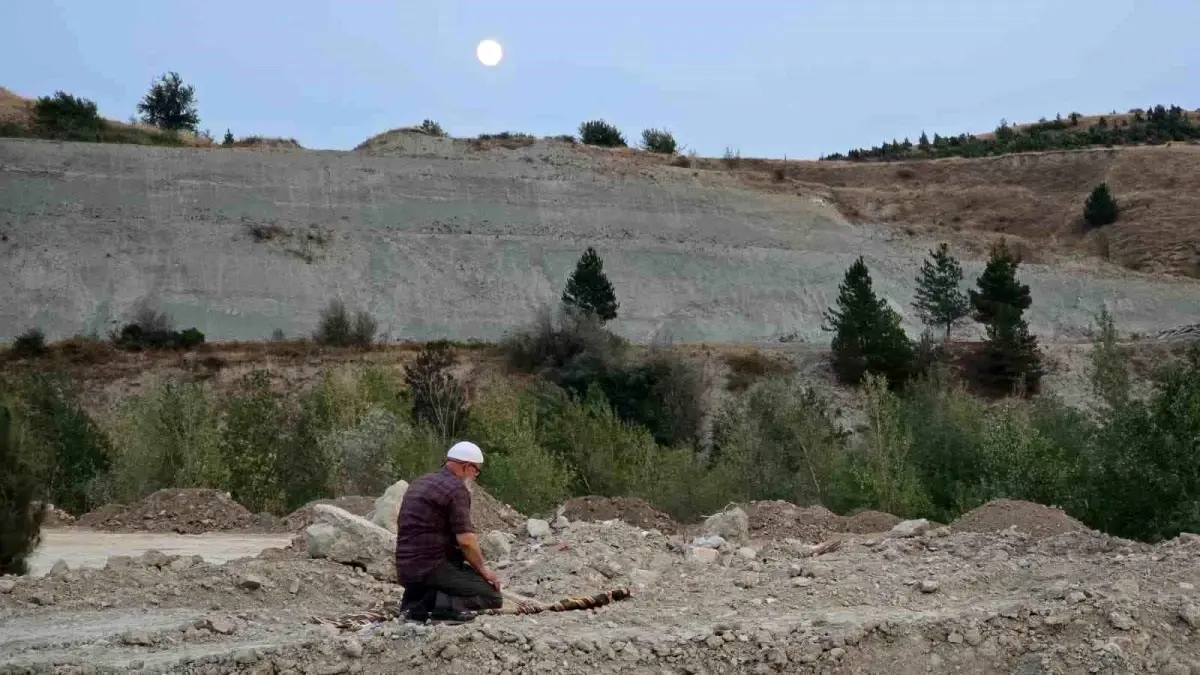 Karabük'te Yangın: Köyünü Terk Eden Ahmet Yılmaz Namaz Kıldı