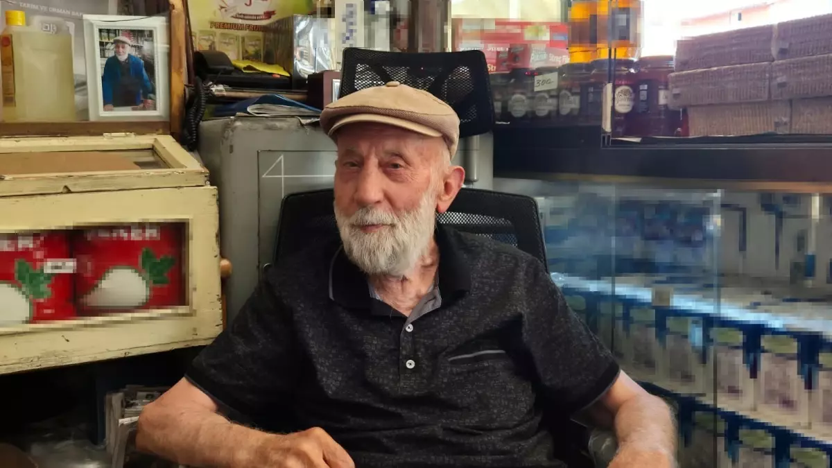 76 Yıldır Aynı Dükkanın Sahibi: Rüştü Amca