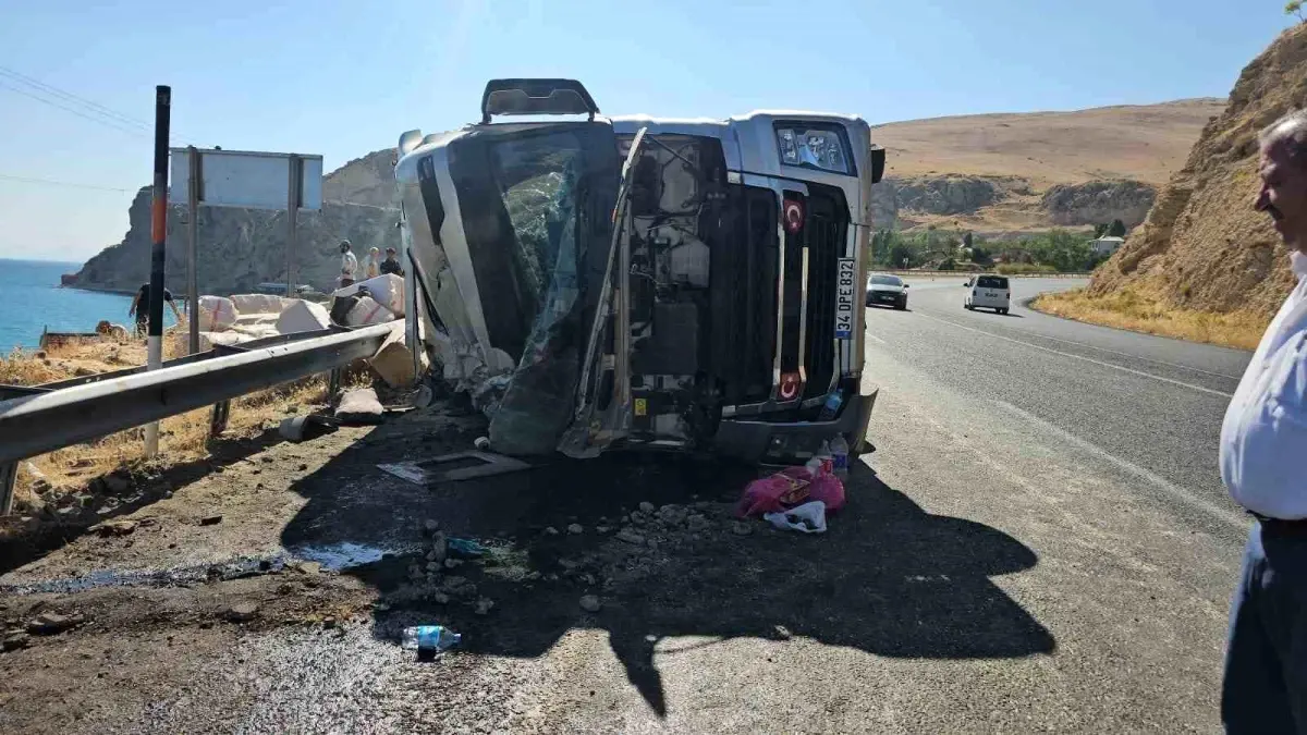 Bitlis'te Saman Yüklü Tır Devrildi: 2 Yaralı