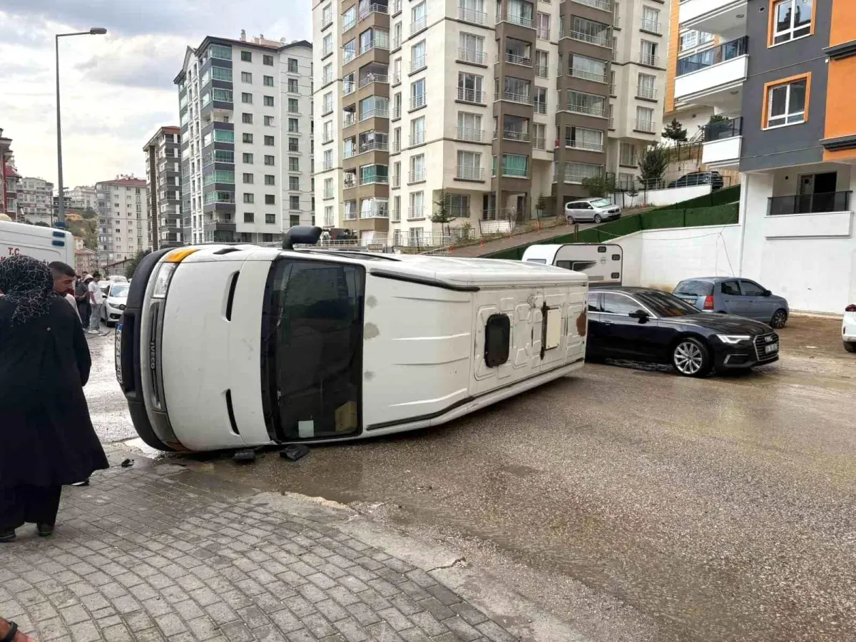 Ankara'da Yağmur Nedeniyle Minibüs Devrildi