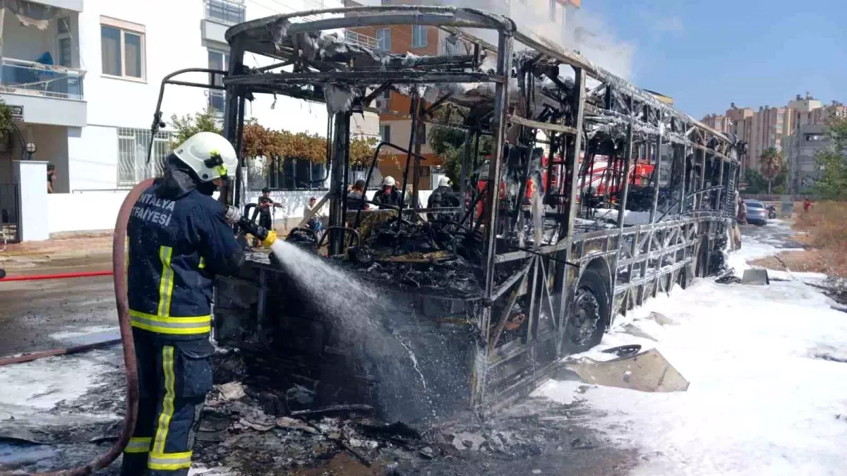 Antalya'da Park Halindeki Otobüs Yangınında Can Kaybı Yok