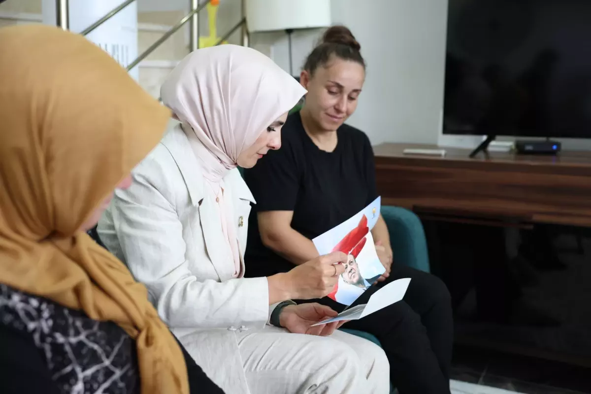 ŞEHİT AİLESİNE CUMHURBAŞKANI'NIN MEKTUBUNU İLETTİ