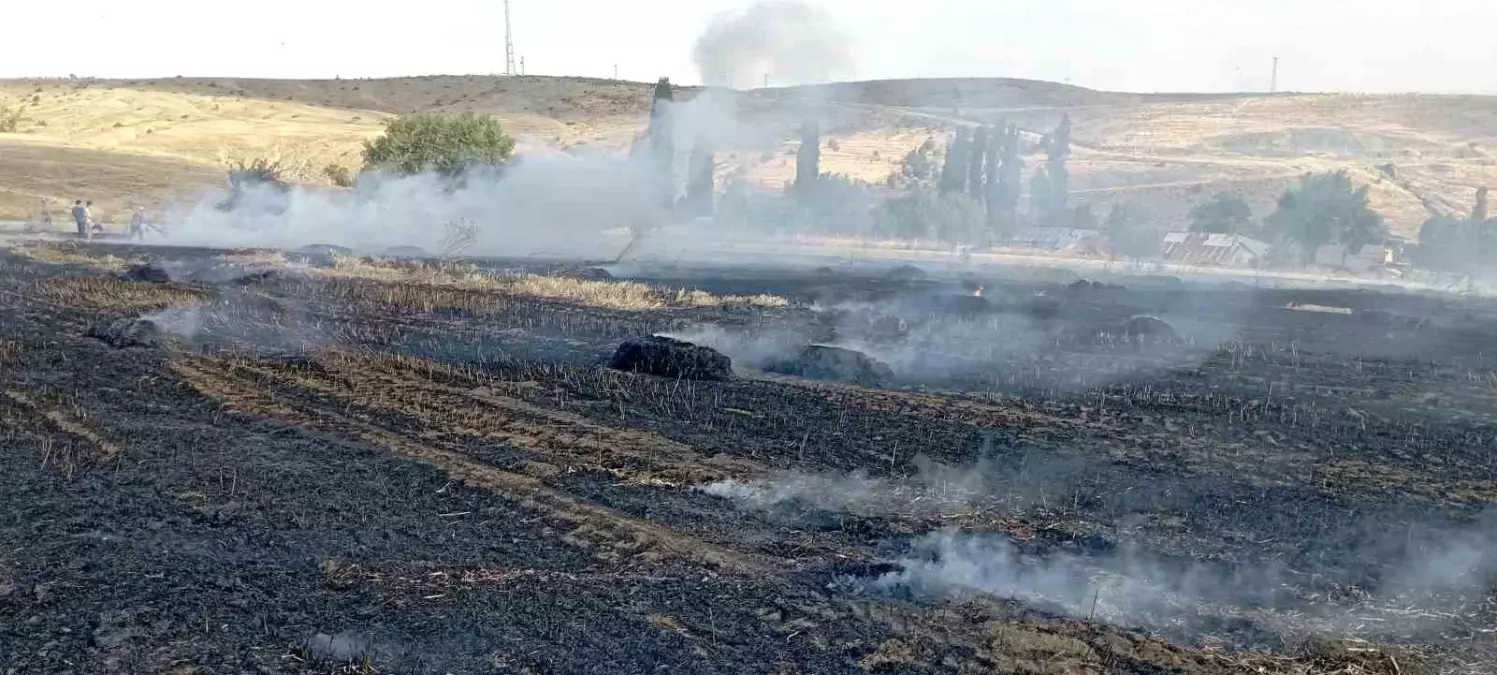 Tokat'ta Balya Makinesinden Yangın: Arazi ve Saman Balyaları Kül Oldu