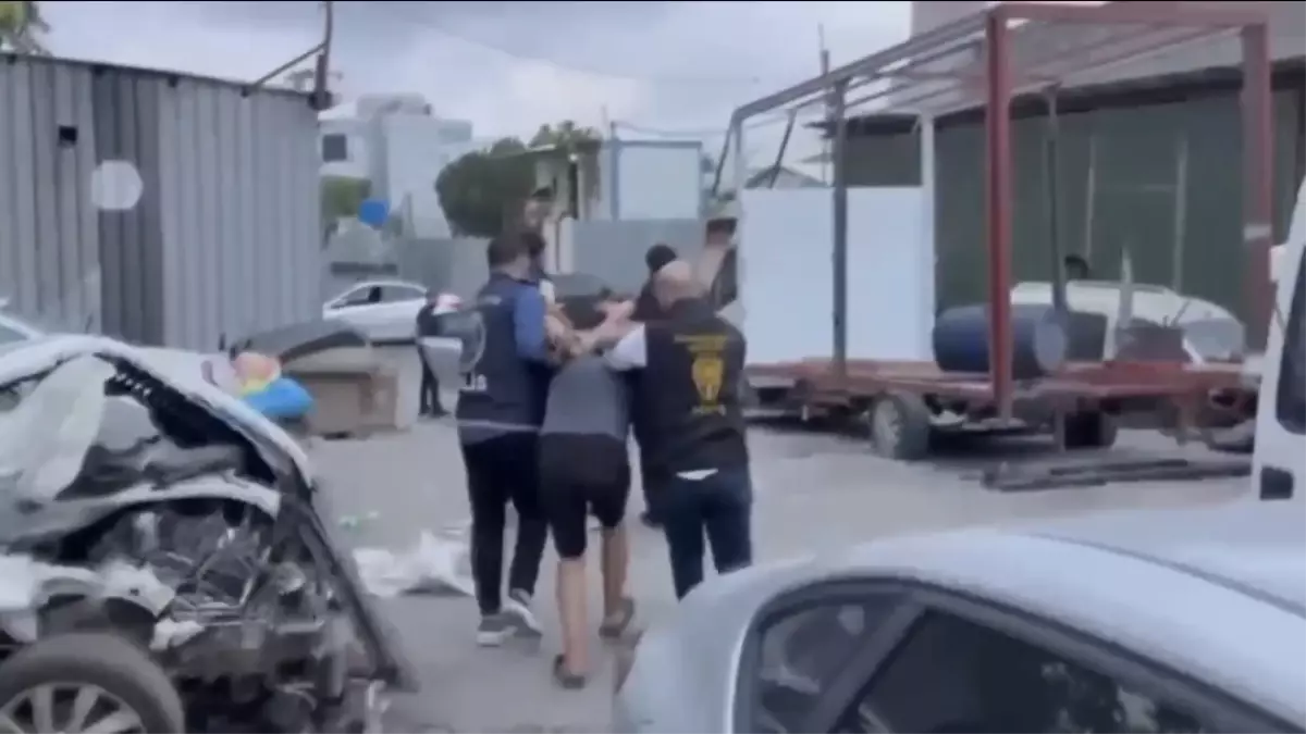 İstanbul'da Maskeli Şüphelilerin Silahlı Saldırısı: 3 Yaralı, 4 Tutuklu