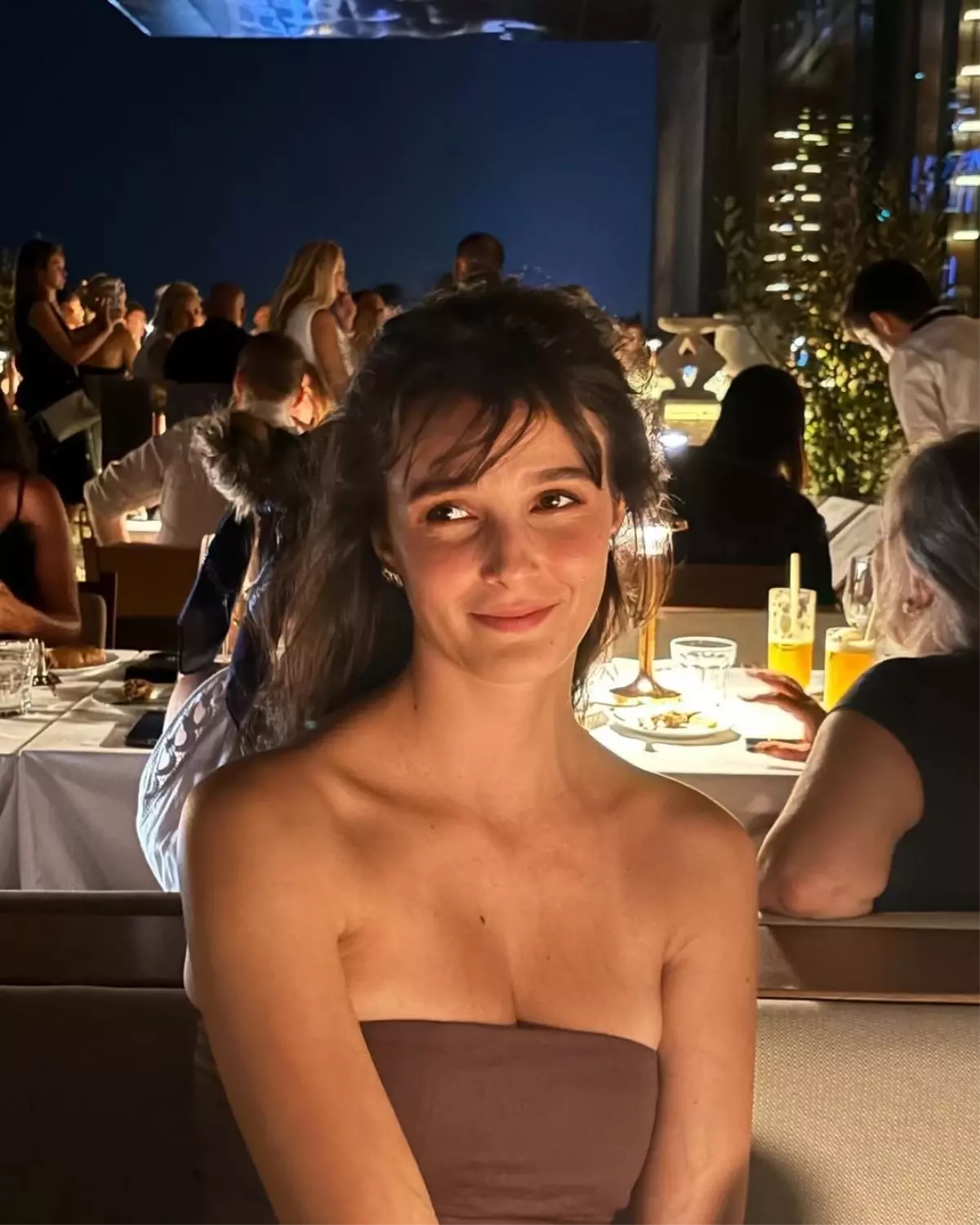 Büşra Develi'nin Şıklığı Dikkat Çekiyor