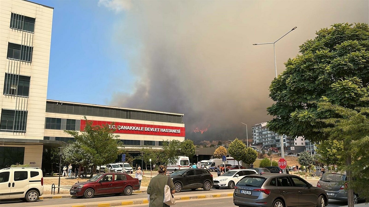 Çanakkale'de Yangın Tehdidi: İtfaiye Aracı Yandı